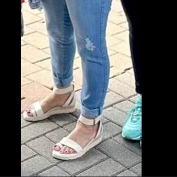 FRANCO SARTO Davenport Flat Sandals - Picture 3 of 8